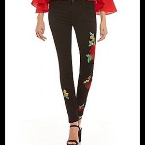 🌻Gianni Bini NWT szS Stretch Embroidered Jeans🌻
